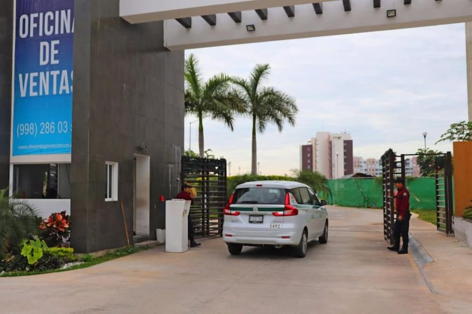 View And Access To The Lagoon~Kg Sz Bed, A/C, Wifi Apartment in Cancun