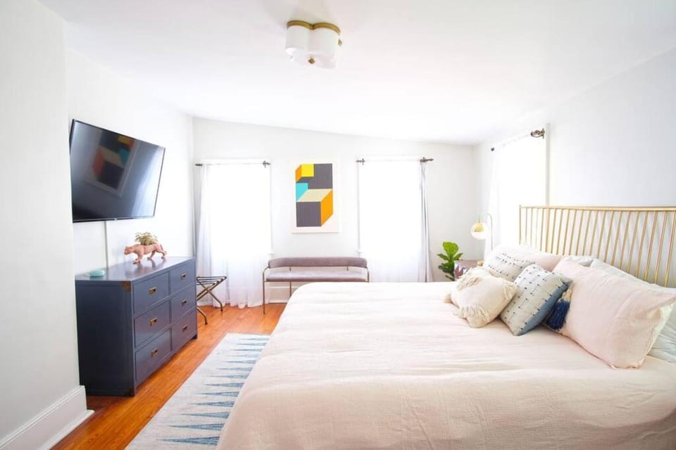 Bed, TV and multimedia, Bedroom
