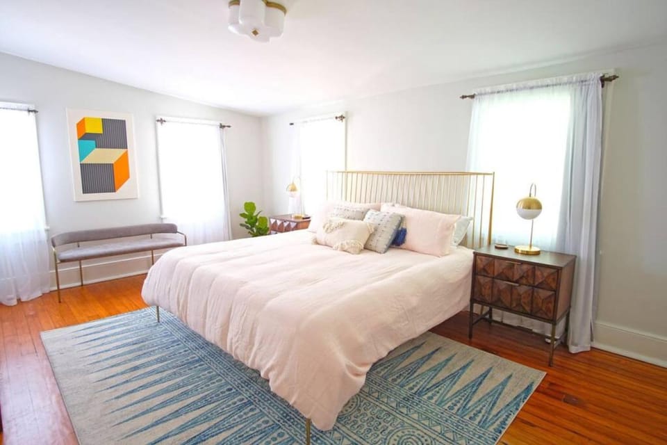 Photo of the whole room, Bedroom