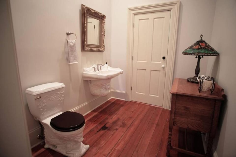 Toilet, towels
