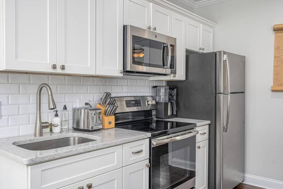 Coffee/tea facilities, Kitchen or kitchenette, minibar, pet friendly, stove, toaster