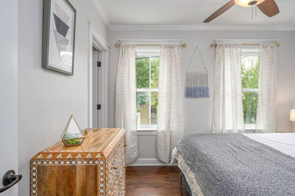 Bedroom, fireplace