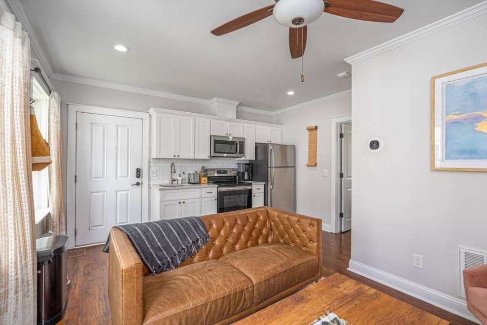 Kitchen or kitchenette, Seating area, fireplace, minibar