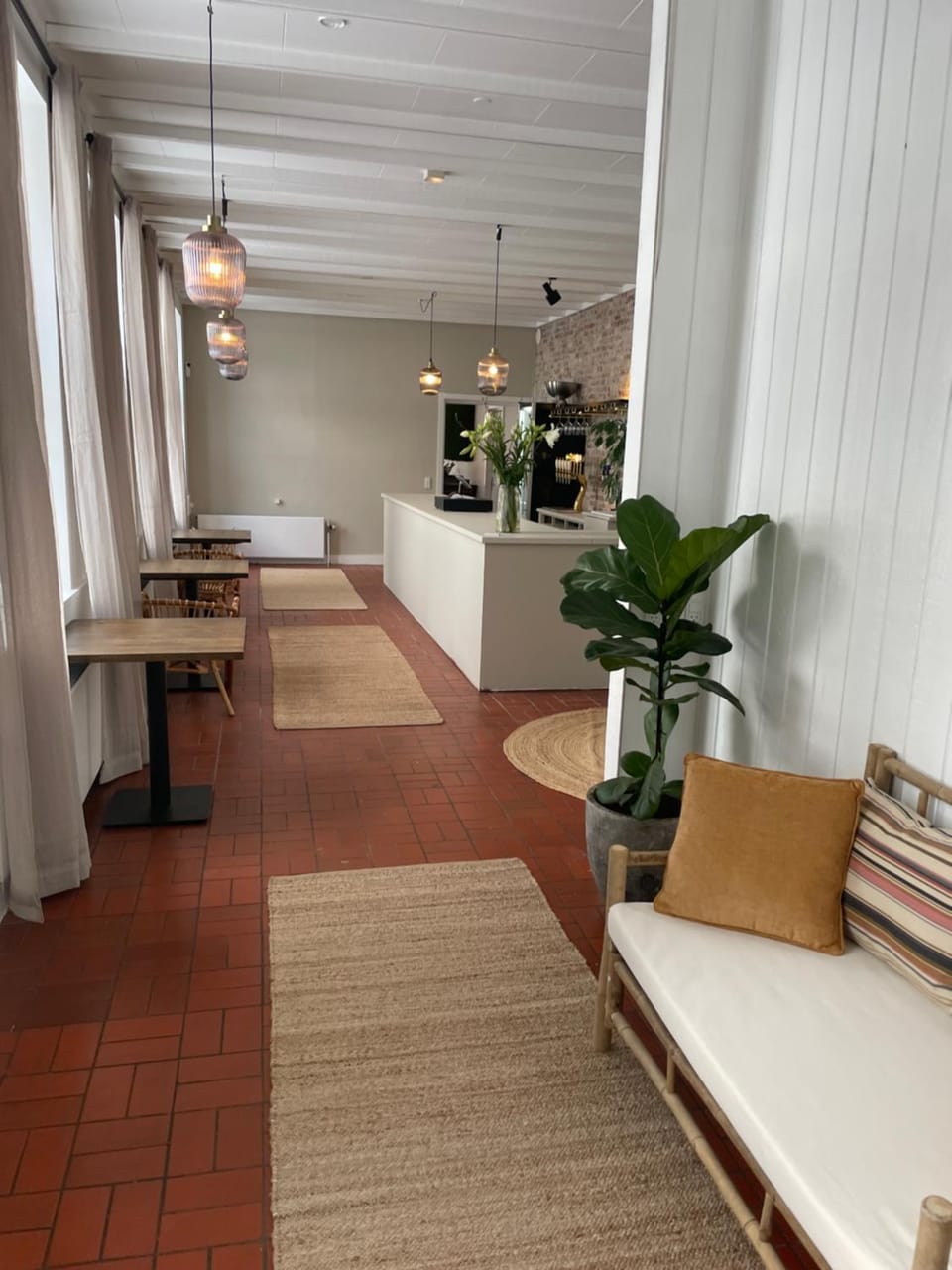 Restaurant/places to eat, Restaurant/places to eat, Lounge or bar