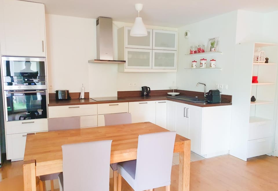 Coffee/tea facilities, Dining area, oven, kitchen