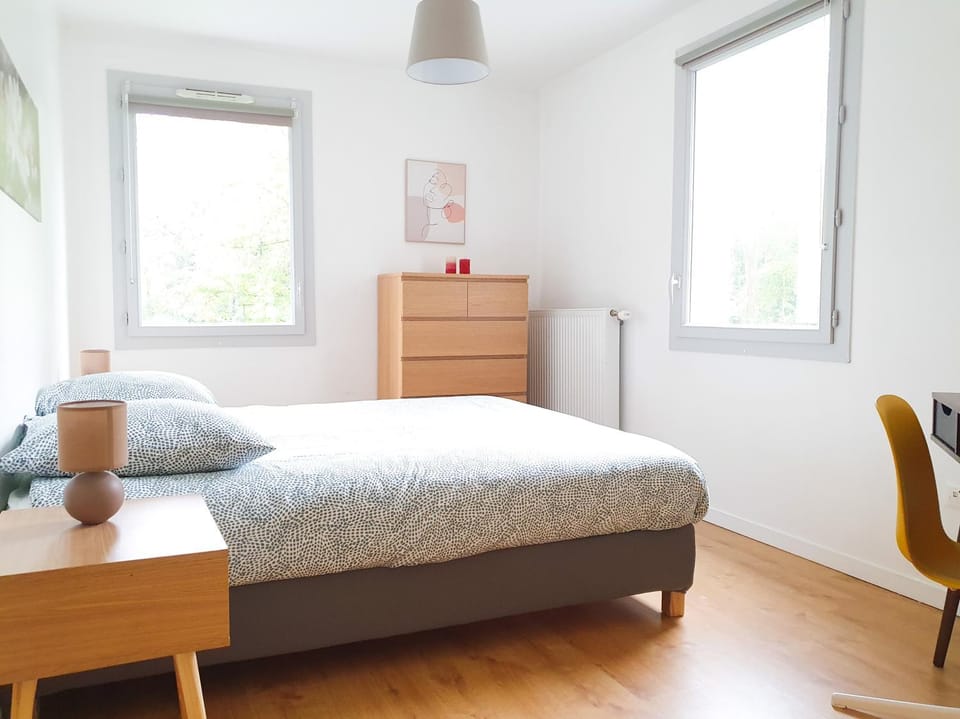 Bed, Photo of the whole room, Seating area