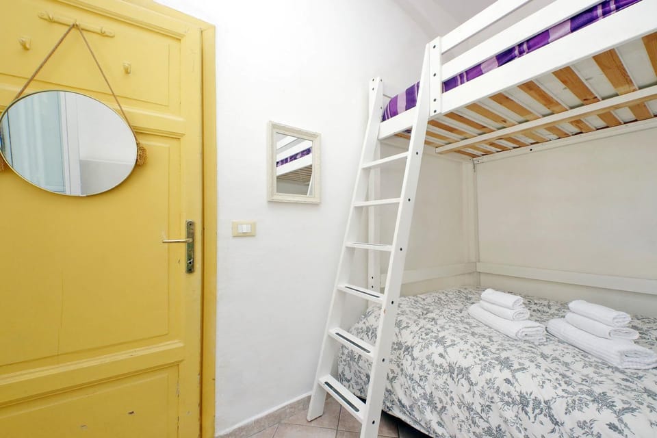 Bed, towels