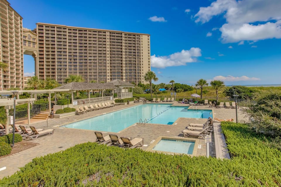 Walk to Beach & Barefoot Landing: Resort Condo! House in Briarcliffe Acres