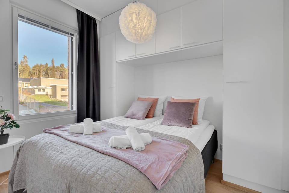 Bed, Photo of the whole room, Bedroom, towels