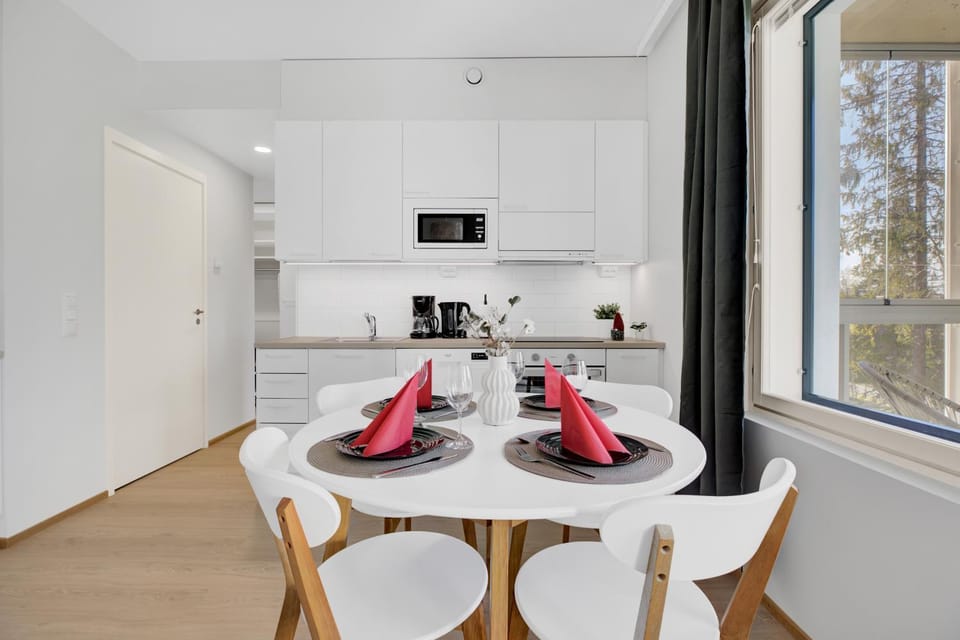 Kitchen or kitchenette, Dining area