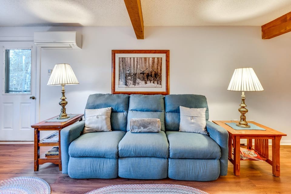Inviting Bartlett Condo: 1 Mi to Attitash Mountain House in Bartlett