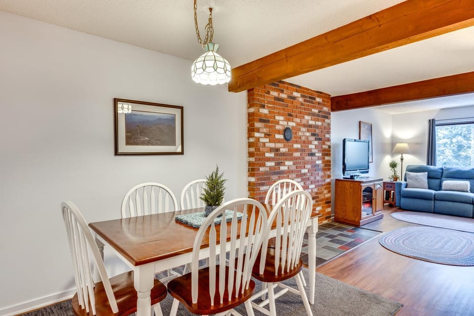 Inviting Bartlett Condo: 1 Mi to Attitash Mountain House in Bartlett