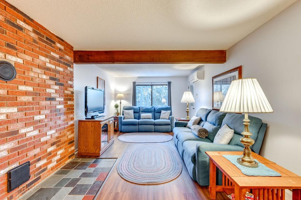 Inviting Bartlett Condo: 1 Mi to Attitash Mountain House in Bartlett