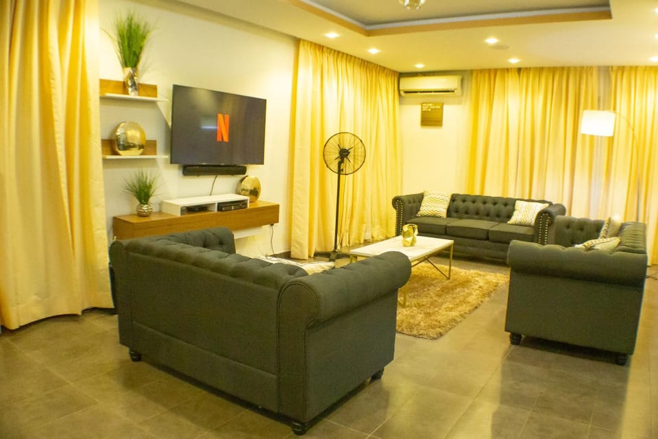 Communal lounge/ TV room, TV and multimedia, Living room, Seating area, Evening entertainment, locker, air conditioner