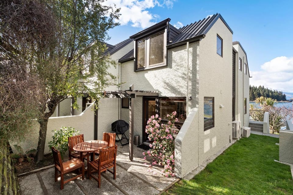 Property building, Patio, Facade/entrance, BBQ facilities, Garden, View (from property/room), Location
