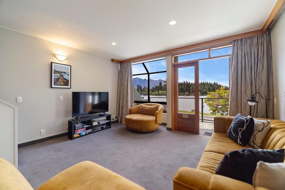 TV and multimedia, Balcony/Terrace, Living room, Lake view, Mountain view