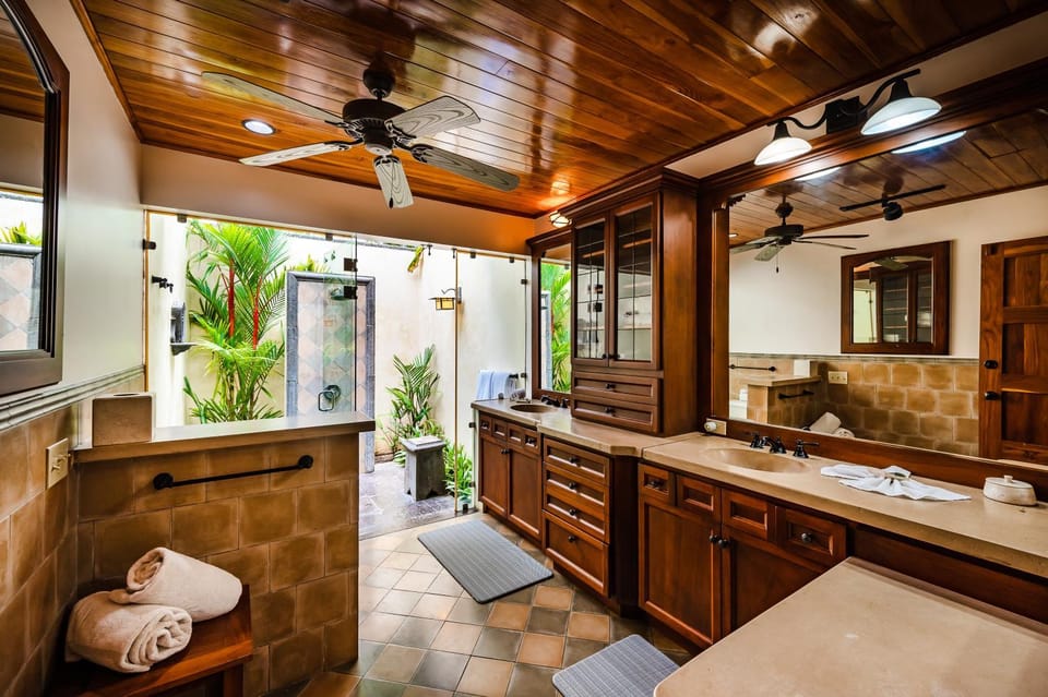 Casa Arrecife - 5bdr Beachfront Villa - Ethereal sunsets Villa in Playa Langosta