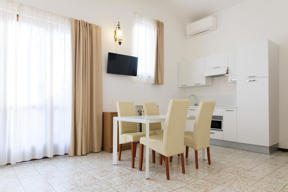TV and multimedia, Kitchen or kitchenette, Living room, Dining area, minibar, kitchen, air conditioner