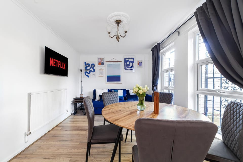 TV and multimedia, Living room, Seating area, Dining area