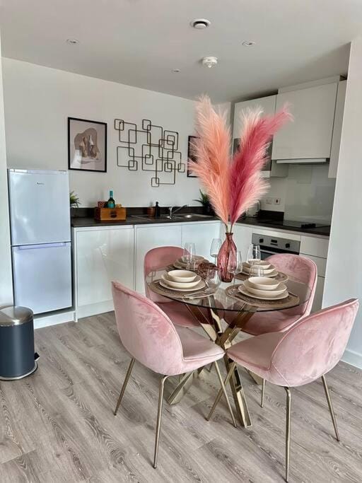 Executive 2-Bed Apartment Near City Centre & Hospital - Free Parking! Apartment in Derby