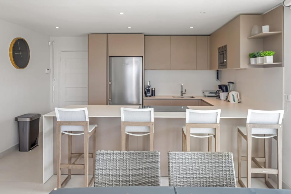Maho Beach Modern 1BR, Ocean Level Apartment in Simpson Bay