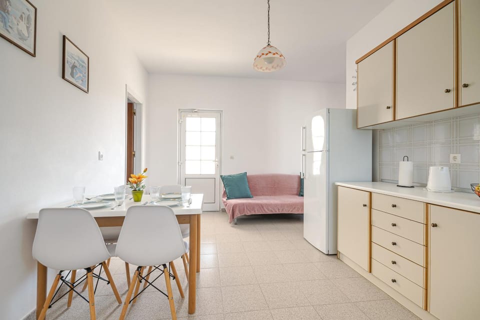 Seating area, kitchen