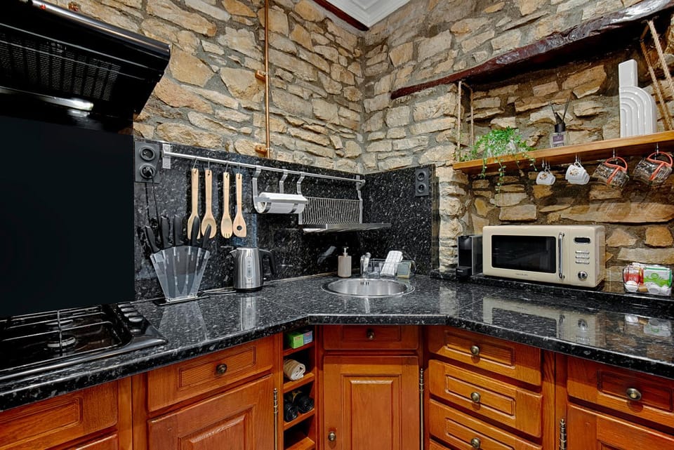 Kitchen or kitchenette, minibar, stove