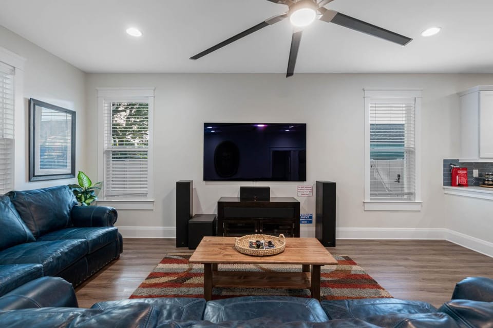 TV and multimedia, Living room, Seating area, fireplace