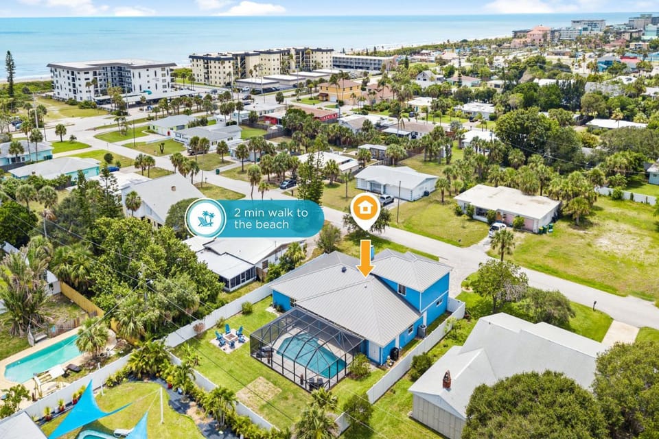 Property building, Nearby landmark, Day, Neighbourhood, Bird's eye view, Street view, Swimming pool, Location