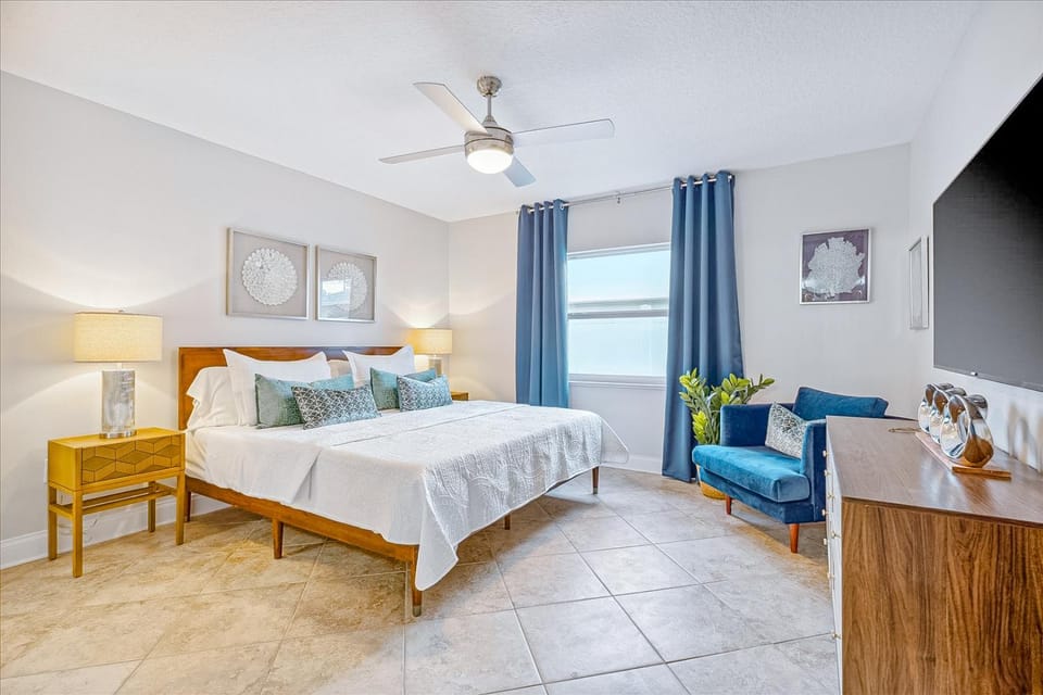 Bed, TV and multimedia, Bedroom