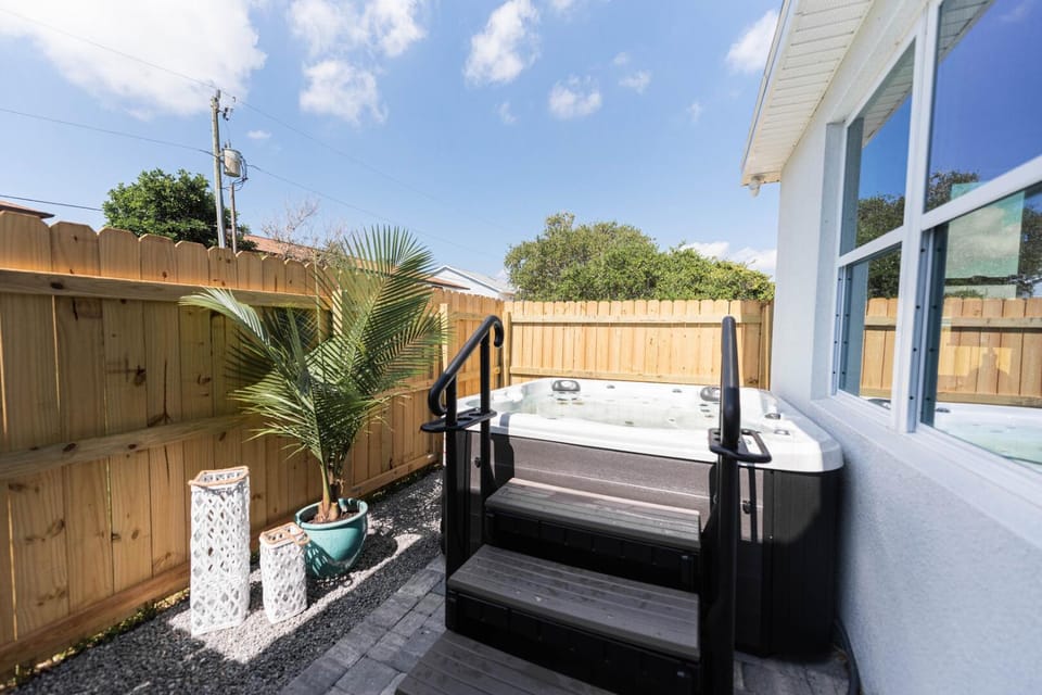Patio, Hot Tub, Balcony/Terrace