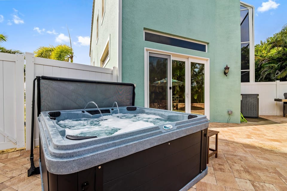 Patio, Day, Hot Tub, Hot Tub