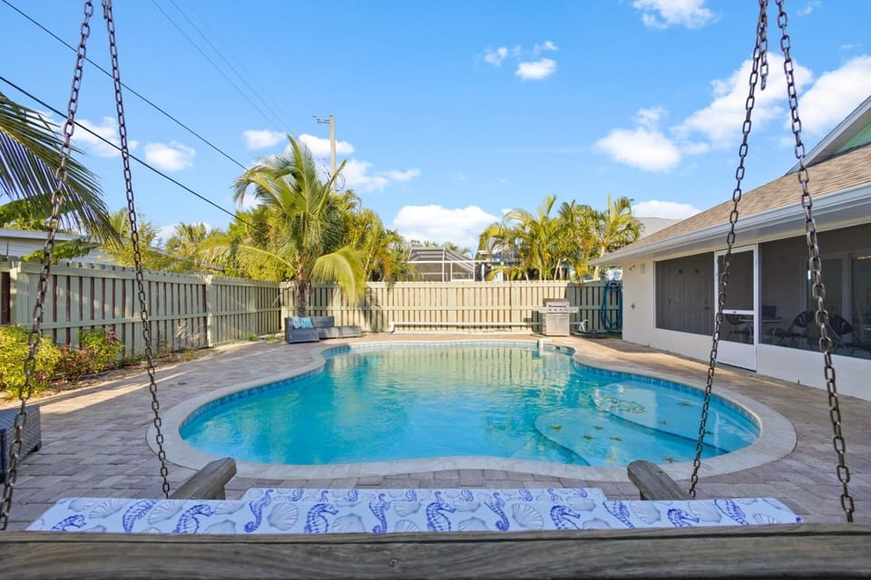 Patio, Day, BBQ facilities, Pool view, Swimming pool, Swimming pool, sunbed