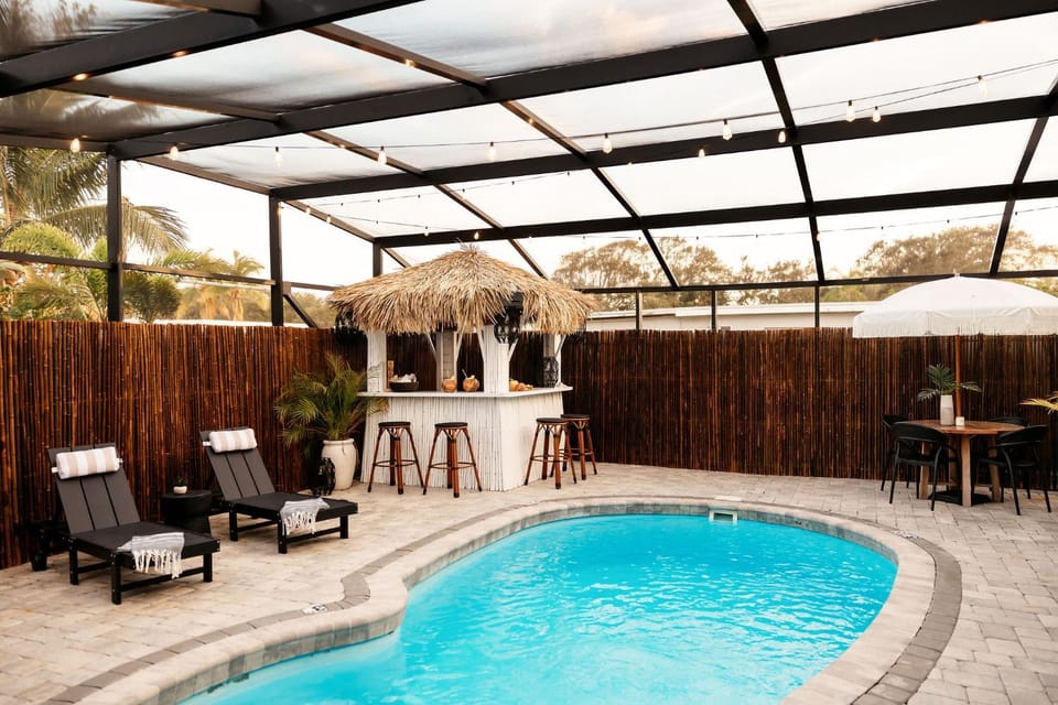 Patio, Day, Dining area, Pool view, Swimming pool, Swimming pool, sunbed