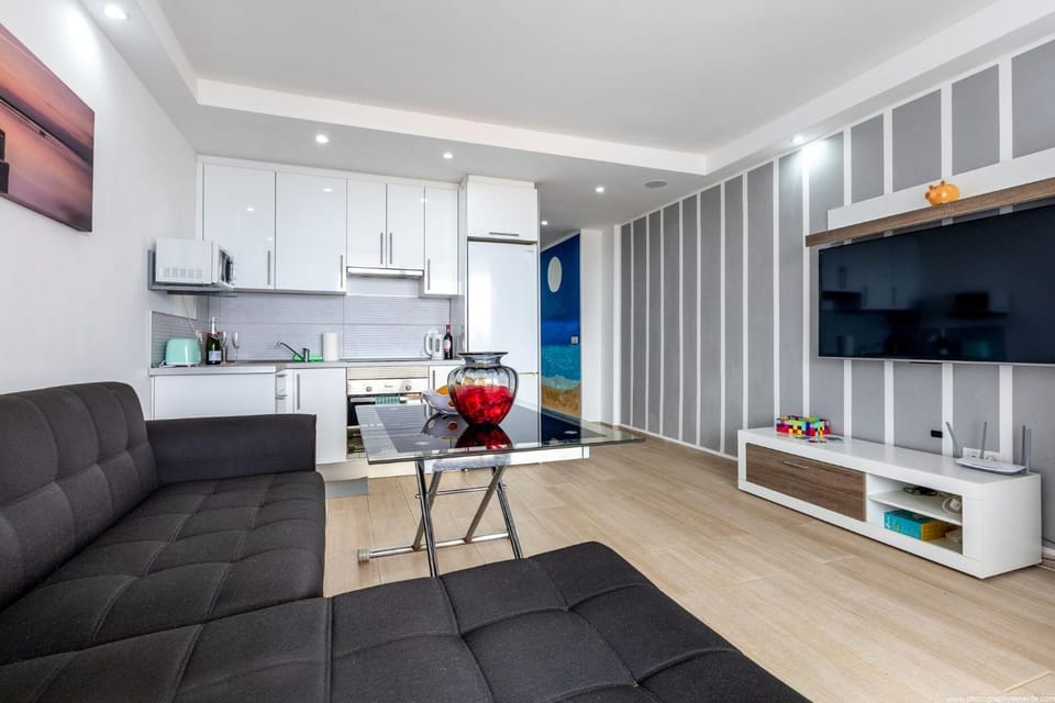 TV and multimedia, Living room, Seating area, locker, kitchen