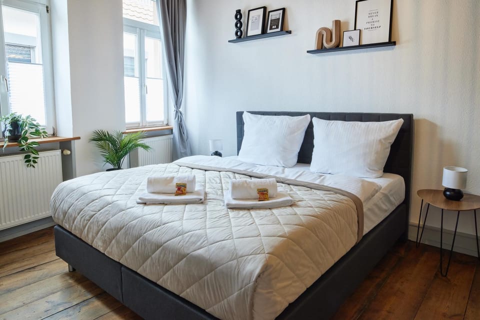 Bed, Photo of the whole room, Bedroom, towels