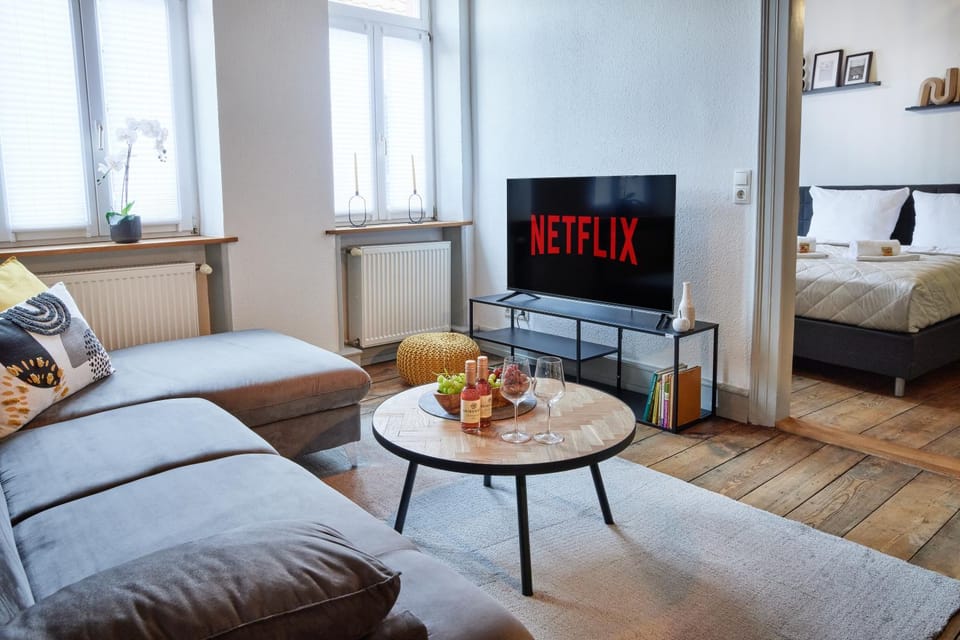 Bed, TV and multimedia, Living room, Photo of the whole room, Seating area, Dining area, Bedroom