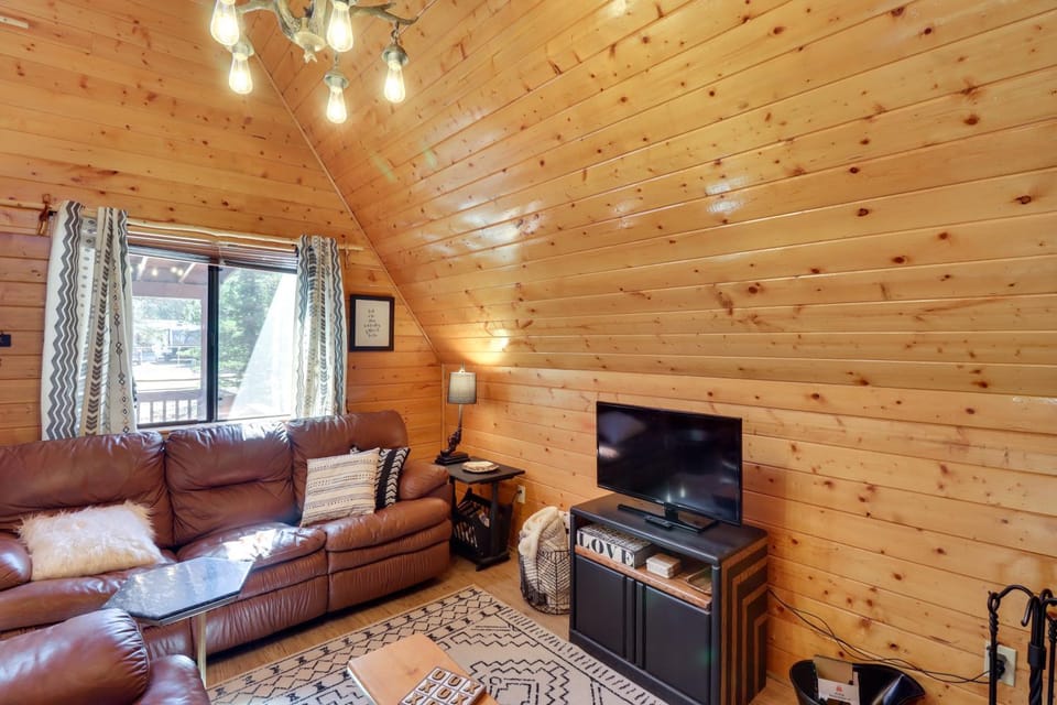 Decks + Fire Pit: Rustic-Modern Overgaard Cabin! Cabin in Heber-Overgaard
