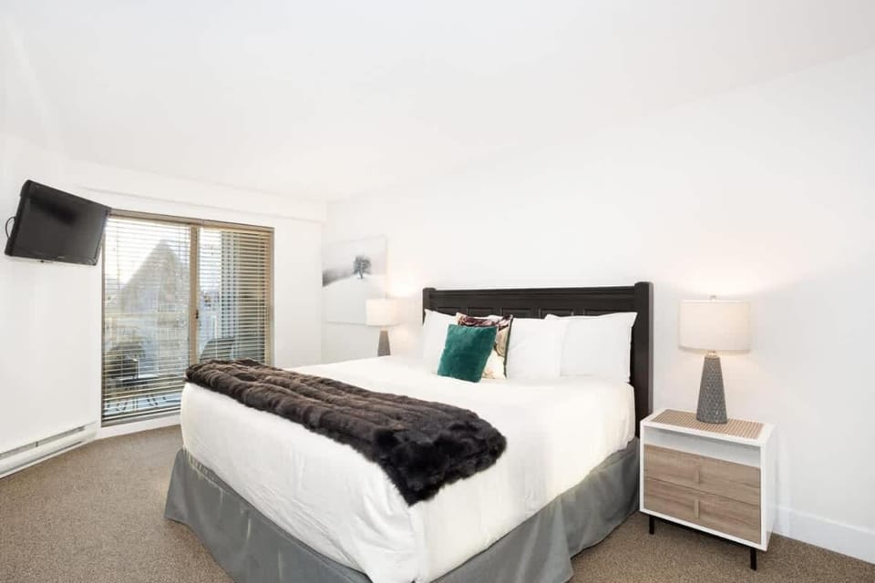Aspens 466 | Family-Friendly Ski-in Ski-out, Three Hot Tubs, Heated Pool House in Whistler