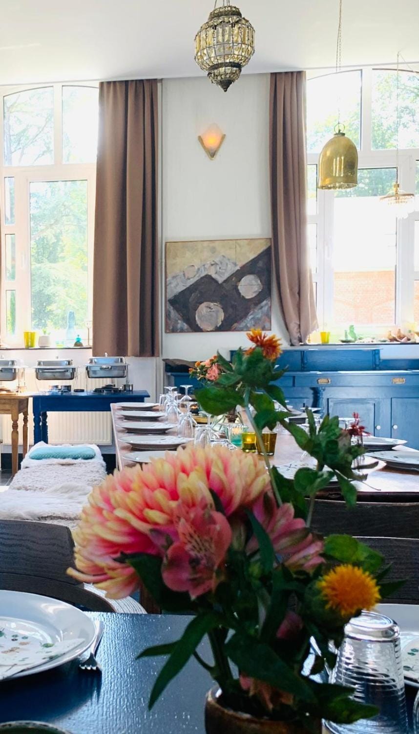 De Lotuspoort met Mihr's B&B in de Abdij van Bornem Hotel in Flanders