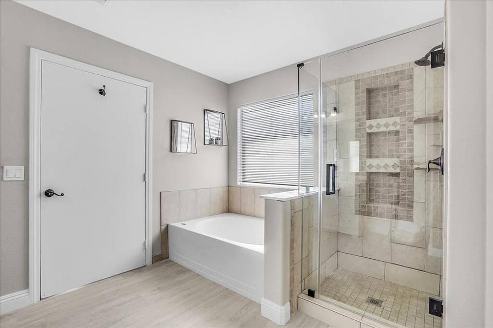 Shower, Hot Tub, Bath, towels