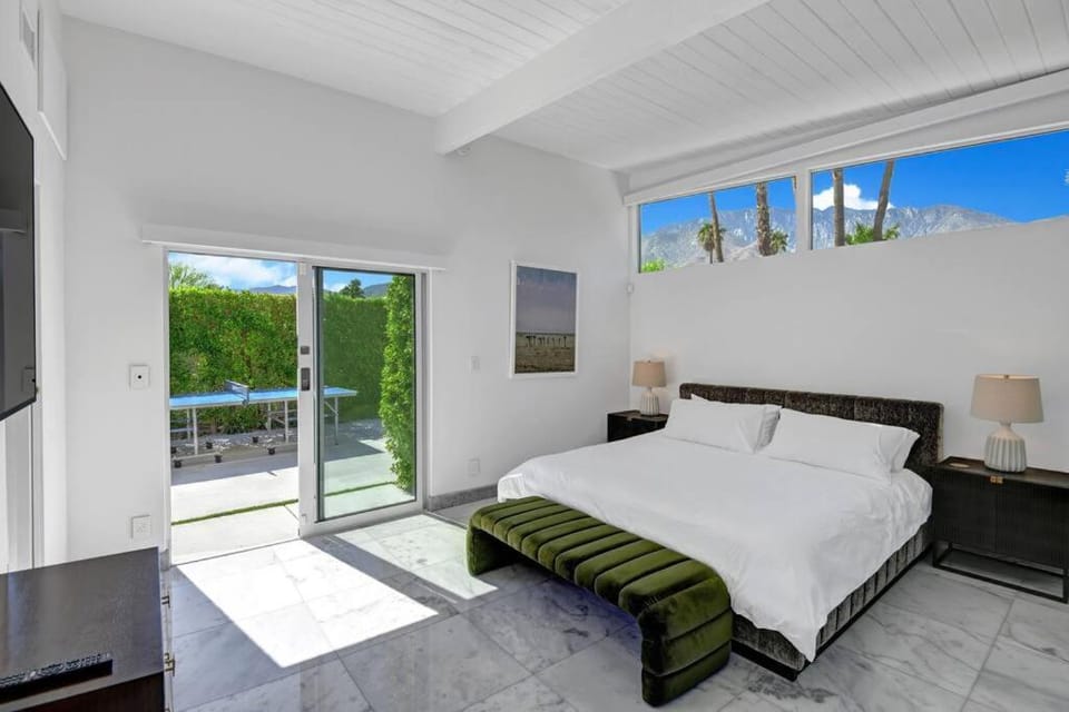 Bed, TV and multimedia, Bedroom