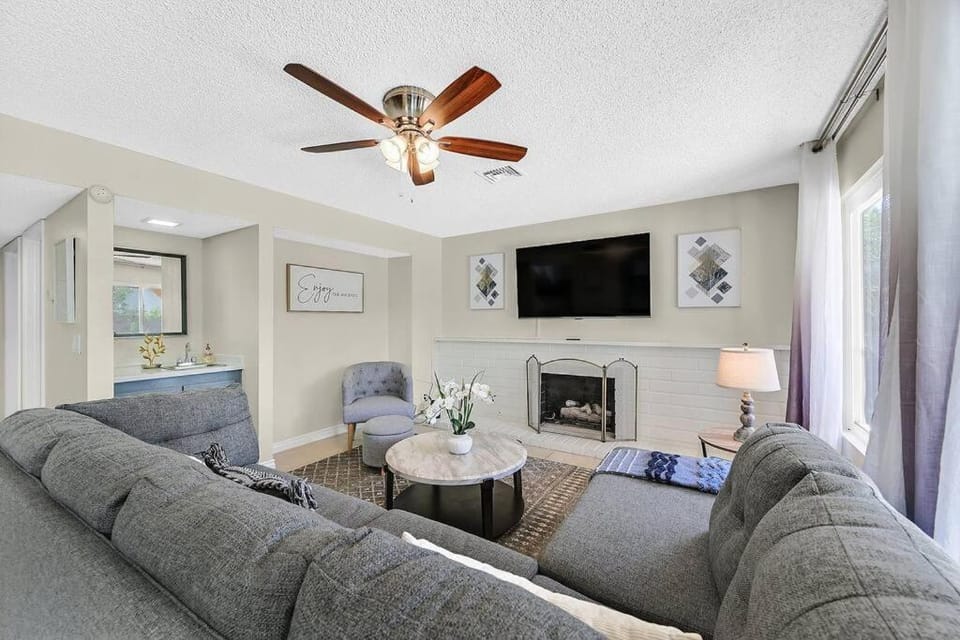 Communal lounge/ TV room, TV and multimedia, Living room, Seating area, Evening entertainment, Evening entertainment, fireplace