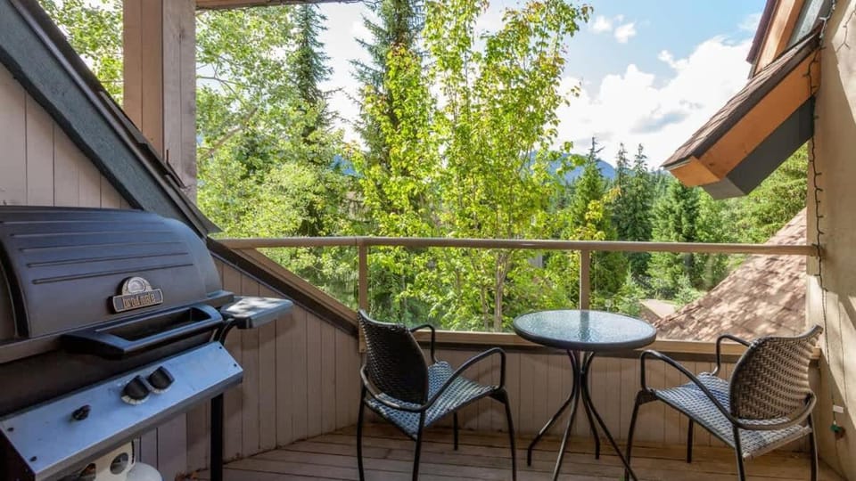 Gleneagle 1 | Townhome, 700m to Skiing, Near Free Village Shuttle, Fireplace, Secure Parking House in Whistler