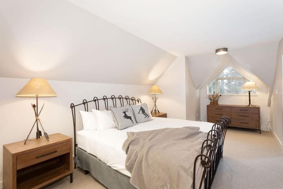 Gleneagle 1 | Townhome, 700m to Skiing, Near Free Village Shuttle, Fireplace, Secure Parking House in Whistler