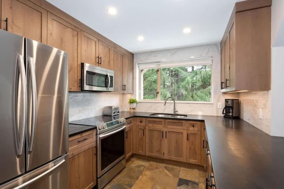 Gleneagle 1 | Townhome, 700m to Skiing, Near Free Village Shuttle, Fireplace, Secure Parking House in Whistler