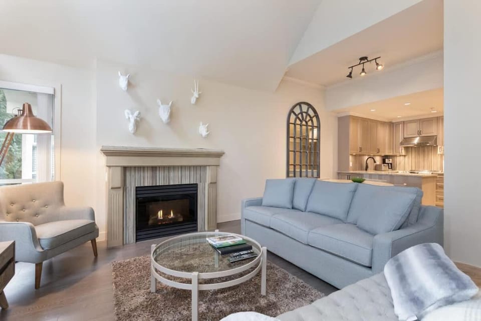 Woodrun Lodge 616 | Stylish Top Floor Ski-In & Out Condo by Upper Village w/ Hot Tub, Pool, Parking House in Whistler