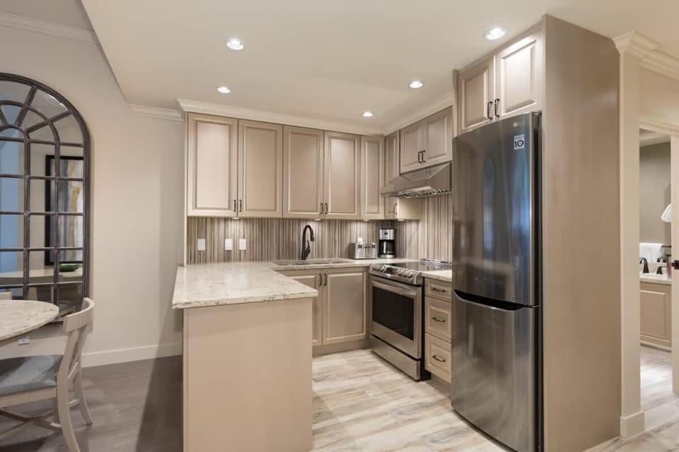 Woodrun Lodge 616 | Stylish Top Floor Ski-In & Out Condo by Upper Village w/ Hot Tub, Pool, Parking House in Whistler