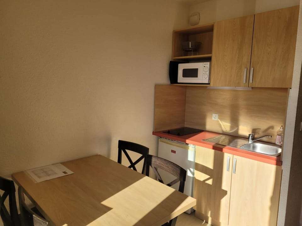 Kitchen or kitchenette, Dining area, minibar, stove