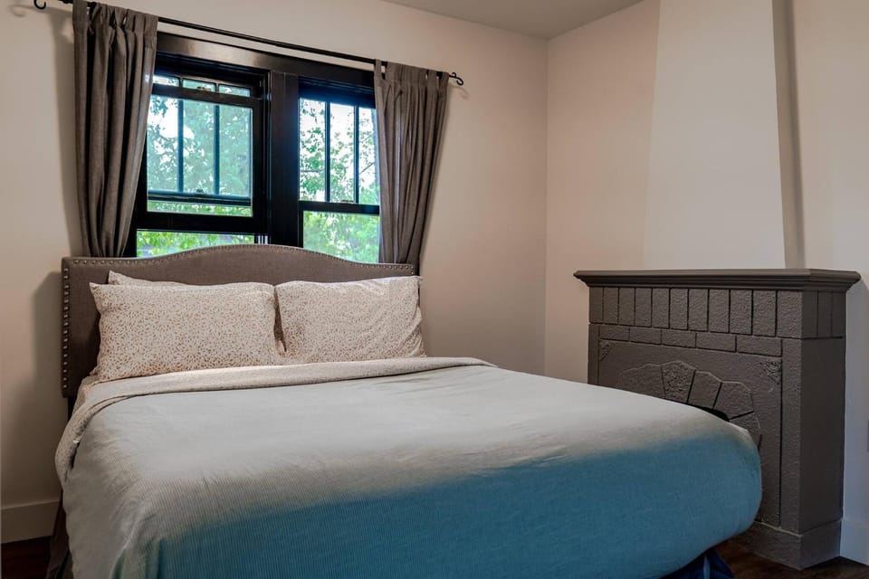 Historical Building 1br 1ba Walk To Rogers Place Apartment in Edmonton